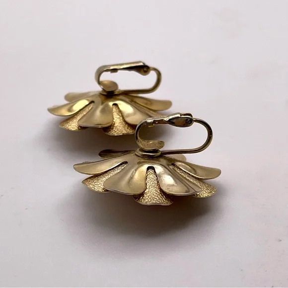 Cute Vintage Sarah Coventry Exotic Flower Clip Earrings Gold Tone Red Moonglow - Picture 9 of 12